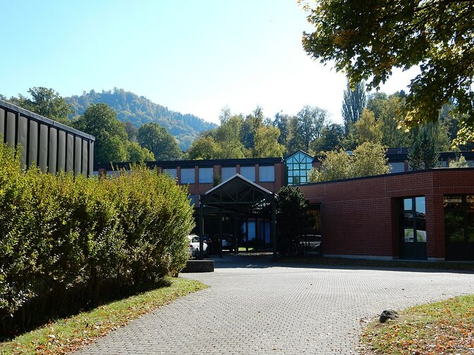 1024px-gymnasium_lerbermatte_von_norden.jpg